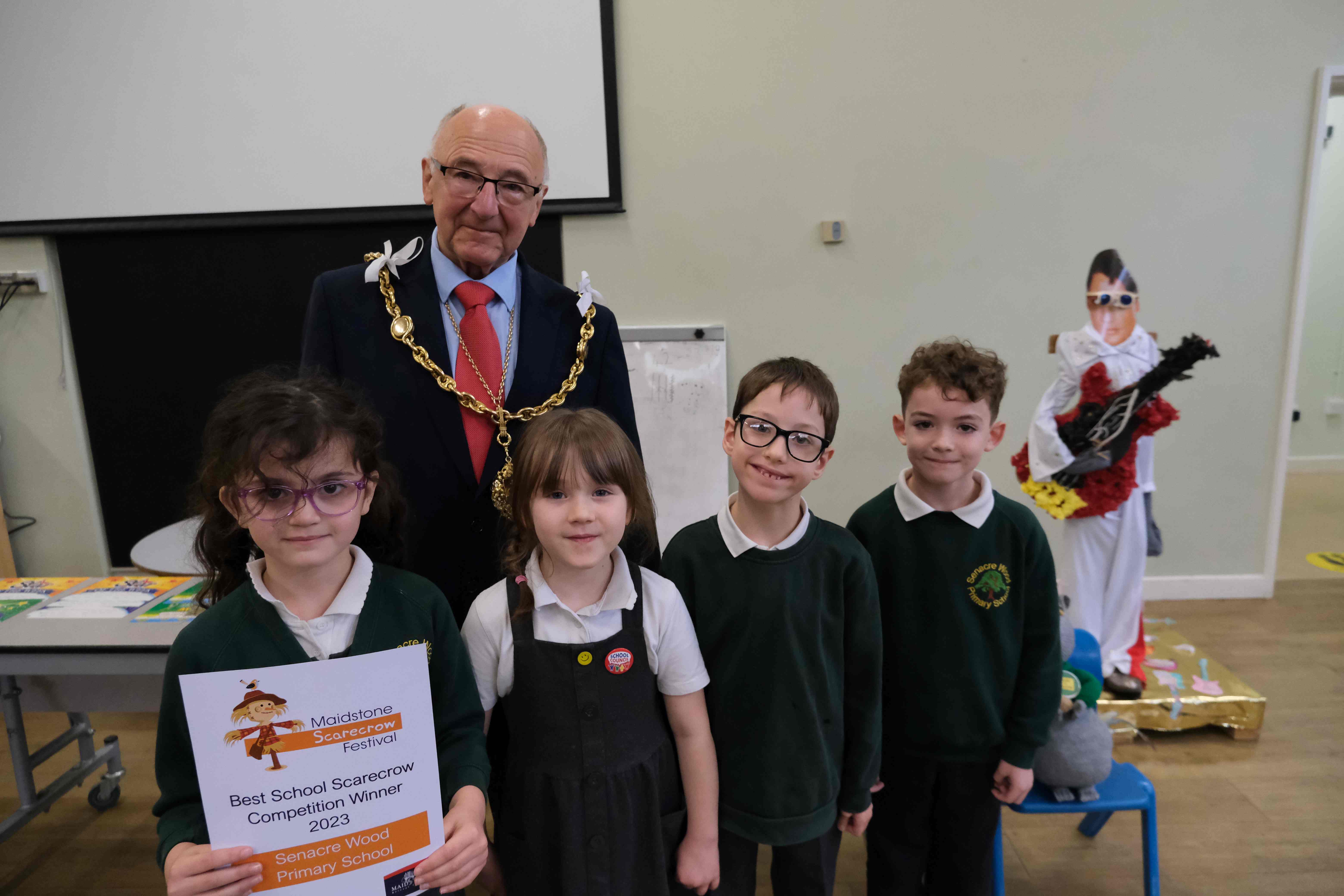 Scarecrow Festival Prize Winners receive Mayoral visit